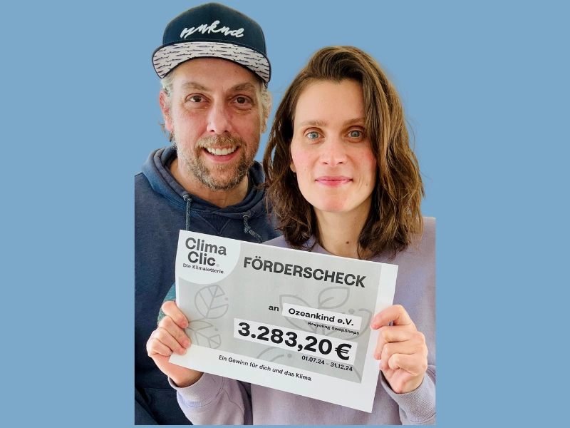 Zwei Personen halten einen Förderscheck von Clima Clic an Ozeankind e.V. über 3.283,20 Euro.